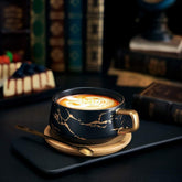 Set van 2 Cappuccino Kopjes met Schotel – 300 ml Porselein – Marmerlook – Inclusief Houten Schotel – Koffie & Thee (Zwart)